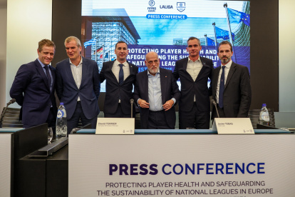 La entidad que organiza el torneo en España, LaLiga con su presidente Javier Tebas (c) durante su reunión con más directivos de ligas europeas y la Federación Internacional de Futbolistas Profesionales (FIFPro).