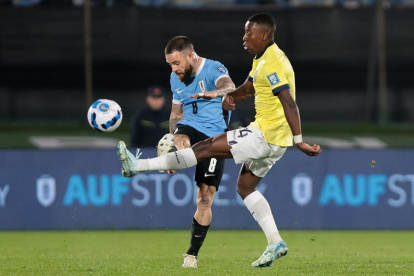 Darwin Núñez (i) de Uruguay patea un balón ante Ecuador este martes, en un partido de las eliminatorias sudamericanas para el Mundial 2026.