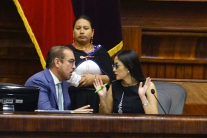 Sesión. Vicente Taiano (PSC) y Viviana Veloz (RC) dialogaron en la posesión del superintendente de Compañías.