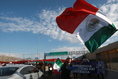 Personal del Poder Judicial de la Federación protesta contra la Reforma Judicial en el Puente Internacional Córdova de las Américas, este martes en Ciudad Juárez (México).