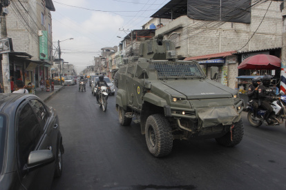 Se usaron tanquetas para realizar el mega operativo en Durán