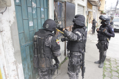 Los uniformados allanaron varias viviendas