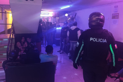 Agentes de la Policía revisaron los documentos de las personas en el centro nocturno que operaba clandestinamente en una casa en la av. Simón Bolívar.