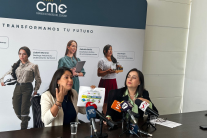 Carolina Orozco y María Eulalia SIlva de la Cámara de Minería del Ecuador.