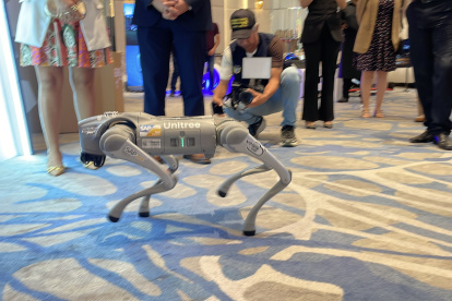 Un perro robot es una de las principales atracciones de este evento que reúne a varios expertos.