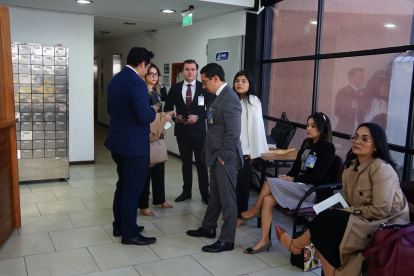 La concejal Ana Chóez y su defensa momentos previos a la audiencia.