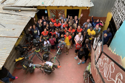 Grupo de la caravana de bicicletas después de llegar a Kibera, un asentamiento informal situado en Nairobi, junto a familiares y amigos en la casa de la ONG Kings and Queens of Kibera.