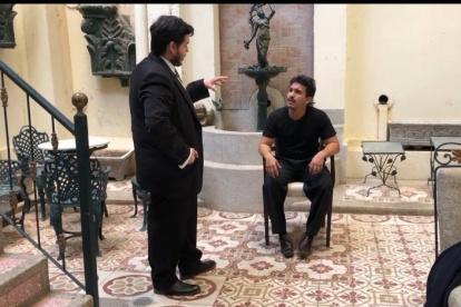 Los actores conducen la participación del público en la obra de teatro