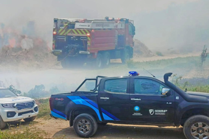 Camionetas de Segura EP y la Policía Nacional custodian la labor de los bomberos luego de varias denuncias de robos.