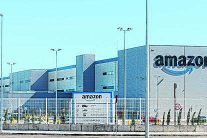GRAFCAT201. FAR D" EMPORDÀ (GIRONA) (ESPAÑA), 10/05/2023.- El gigante del comercio electrónico Amazon ha comenzado a operar un nuevo centro logístico en el Far d"Empordà (Girona), su segundo en Cataluña de entre los catalogados como de primera milla, donde trabajan ya 900 personas y tras haber invertido en él más de 200 millones de euros. EFE/ David Borrat