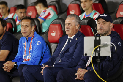 El seleccionador de Paraguay, Gustavo Alfaro (c) observa desde el banco un partido de las eliminatorias sudamericanas.