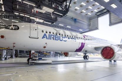 Nave. Uno de los aviones Airbus.