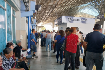 En puntos como la Terminar Río Daule el tiempo de espera es superior a una hora.