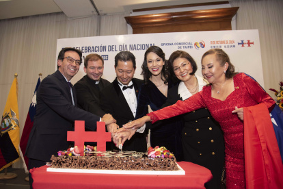 Pedro Velasco, Jacek Pinocy, Augusto Liao, Ericka Chang , Lynn Kao y Patricia Guzmán.