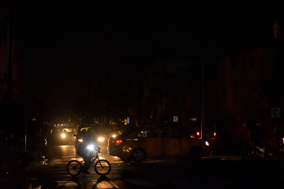 Oscuridad. La urbe debería tener paneles solares en semáforos y señaléticas.