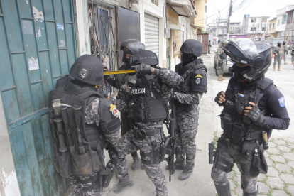 Intervención. En un operativo denominado Tormenta 2 se realizó la revisión de 50 viviendas en las que se encontró falsos uniformes militares y policiales