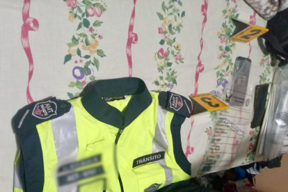 Uniformes oficiales fueron algunas de las evidencias recabadas durante el operativo ejecutado este jueves 17 de octubre.