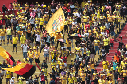 Hinchas de Barcelona en el estadio Monumental