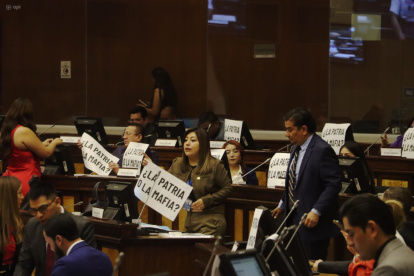 Algunos asambleístas llevaron carteles a la sesión.