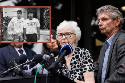 La hermana de Kitty Menéndez, Joan Andersen Vandermolen (2R), acompañada por otros familiares de Erik y Lyle Menéndez, habla durante una conferencia de prensa para pedir su liberación.
