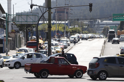 El sistema de restricción vehicular funciona en la capital de lunes a viernes en dos horarios.