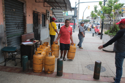 Venta. Un ciudadano optó por ir al depósito en el sur de Guayaquil, para comprar dos tanques de gas.