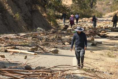 Simpatizantes del expresidente de Bolivia, Evo Morales (2006-20019), bloquean una carretera este jueves, en Epizana, departamento de Cochabamba (Bolivia).