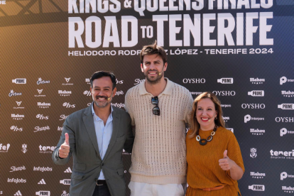 El exfutbolista Gerard Piqué (c), la presidenta del Cabildo de Tenerife, Rosa Dávila (d), y el vicepresidente, Lope Afonso (i), presentaron este jueves en Santa Cruz de Tenerife las finales de la Kings & Queens League, que tendrá lugar en Tenerife.