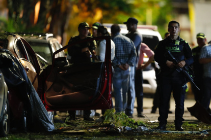 Militares y policías inspeccionan la zona de una explosión este miércoles, en Jamundí (Colombia).