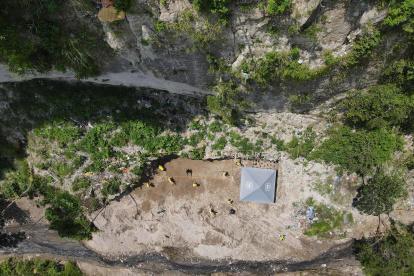 La foto del 4 de octubre de 2024 donde se observa la zona donde están siendo excavadas fosas clandestinas, en Tonacatepeque (El Salvador).