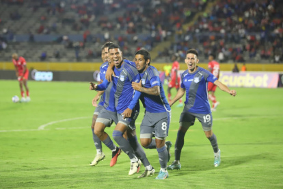 Luis Fernando León será titular en el choque de Emelec ante Barcelona.