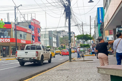 Imagen. Los ‘tallarines’ de cables perduran en las esquinas, algunos topan a los peatones, que, así como los comerciantes, esperan una intervención integral. 
===