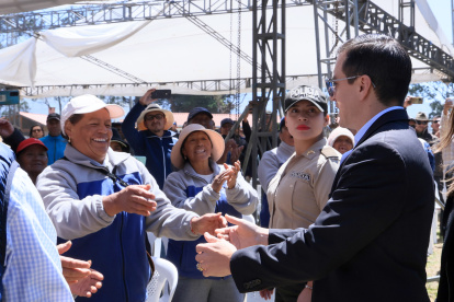 Ejecutivo. El presidente, Daniel Noboa, en Mejía con un grupo de agricultores.