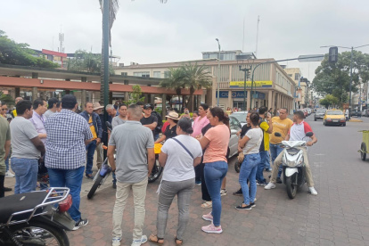 Diferentes dueños de locales y trabajadores participaron en la manifestación.