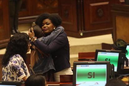 Sesión. Paola Cabezas, de las filas del correísmo, abraza a una de sus coidearias luego de la votación para ir al juicio político a la ministra Palencia.