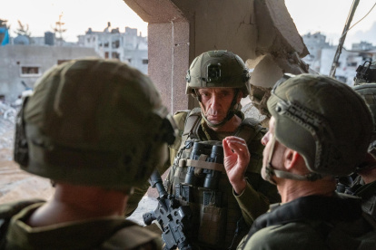 Herzi Halevi (c), jefe del Estado Mayor de Israel, en el lugar en la franja de Gaza donde fue asesinado el líder de Hamás, Yahya Sinwar, autor intelectual de los ataques del 7 de octubre.