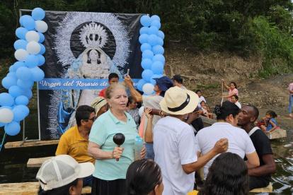Decenas de quinindeños participaron en la precesion nautica, que cada año recorre las aguas del río Quininde, en la provincia de Esmeraldas.