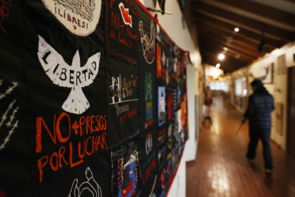 Fotografía de un lienzo con mensajes alusivos a las protestas, exhibido en el Museo del Estallido Social, en Santiago (Chile).