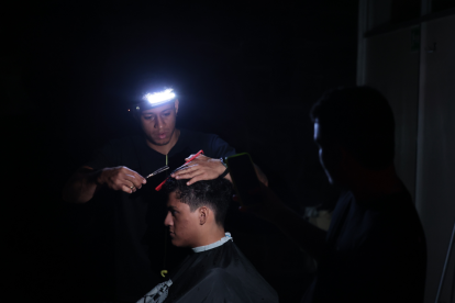 Los ecuatorianos se ingenian para seguir trabajando pese a los cortes prolongados.