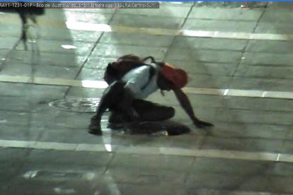 El hecho quedó captado en cámaras de vigilancia.