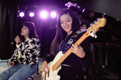 Estudiantes se preparan desde los primeros ciclos en interpretación junto a ensambles musicales.