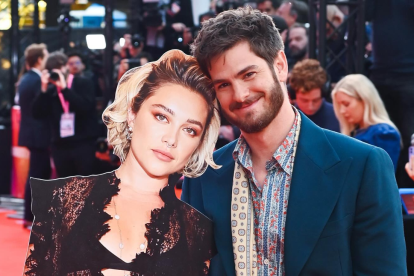 Andrew Garfield llevó a su compañero de reparto a la premiere de We Live in Time