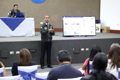 Uniformados de la Policía Nacional durante la capacitación a los partidos políticos.