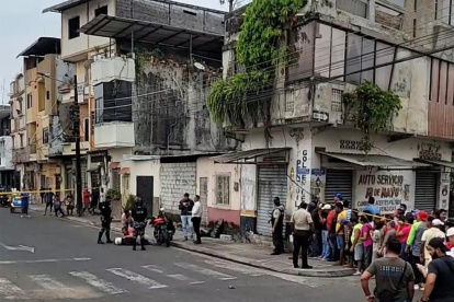 Zona. Los policías cercaron la zona para realizar las investigaciones.