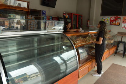 Con estanterías vacías, así les toca atender a ciertos locales que han alterado su producción por los cortes de luz.