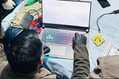 Agentes investigadores realizan la preservación de material pornográfico infantil.