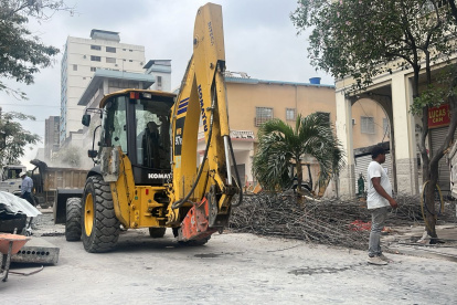 Trabajadores tumbaban las paredes de la parte baja del inmueble en el centro de Guayaquil, la mañana de este sábado 19 de octubre.