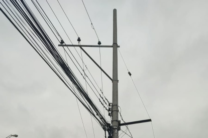 El poste fue cambiado por CNEL.