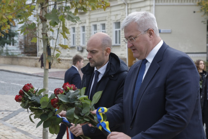 El ministro francés de Asuntos Exteriores, Jean-Noël Barrot (i), y el ministro de Asuntos Exteriores ucraniano, Andrí Sibiga (d), visitan el Muro de la Memoria de los Defensores Caídos de Ucrania, en Kiev.