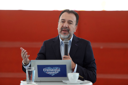 Pabel Muñoz durante la presentación de su informe en Frecuencia Quiteña.